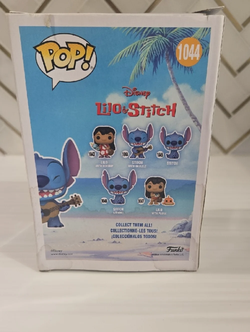 Funko Diamond Collection Glitter Blue & Gold Stitch with Ukulele - Picture 3 of 5